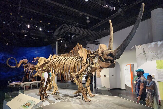 1 Day Guided Drumheller Tour: Calgary to Dinosaur Badlands - Horsethief Canyon in Summer, Plus the Little Church Photo Moment