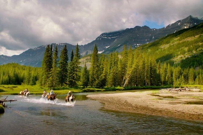 3-Day Glacial Tour package, Columbia Icefield, Jasper, LakeLouise - Day 3: Lake Louise, Moraine Lake permit season, and Yoho’s Emerald Lake