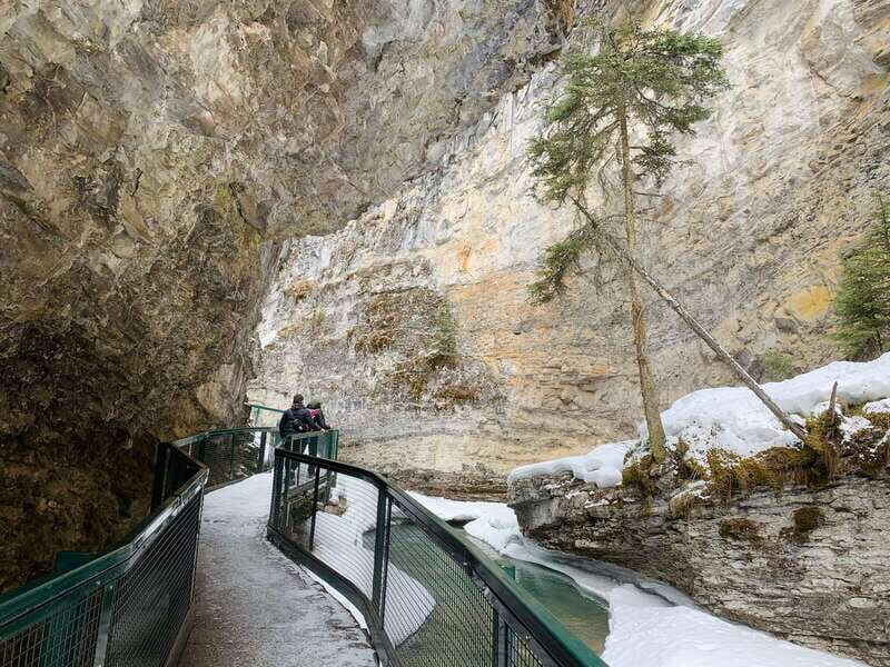 Banff: Gondola Cave Basin, Johnston Canyon & Lake Minnewanka - Banff Town (about 80 minutes): shopping and lunch on your terms