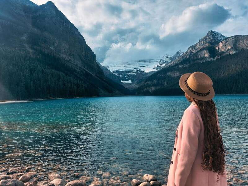 Calgary/Canmore: Lake Louise, Moraine Lake, & Banff Day Tour - Group size and van comfort: what to expect from “small”