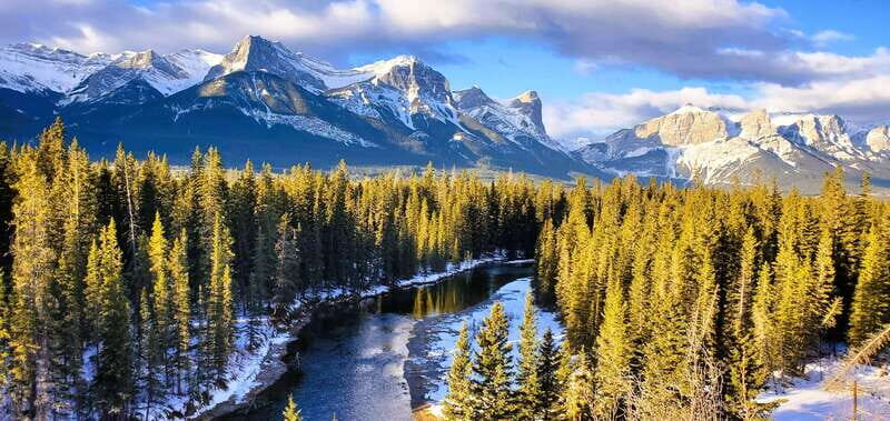 Calgary: Glaciers, Mountains, Lakes, Canmore and Banff Tour - Valley of the Ten Peaks and Moraine Lake: the surreal stop that depends on season