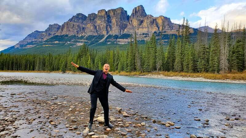 Calgary: Glaciers, Mountains, Lakes, Canmore and Banff Tour - Canmore coffee and a included lunch to go: start warm, start fed