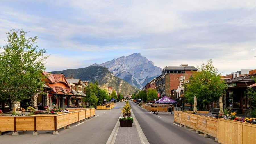 Calgary: Lake Louise, Moraine Lake, & Emerald Lake Tour - Moraine Lake vs. Marble Canyon: The Season Switch You Must Know