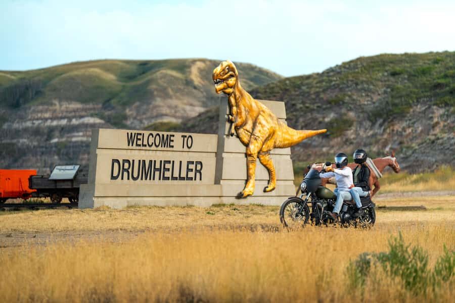 Drumheller: Dinosaurs, Canyons, & Hoodoos Day Tour - Getting From Calgary to Drumheller: Comfortable Bus, Busy Day