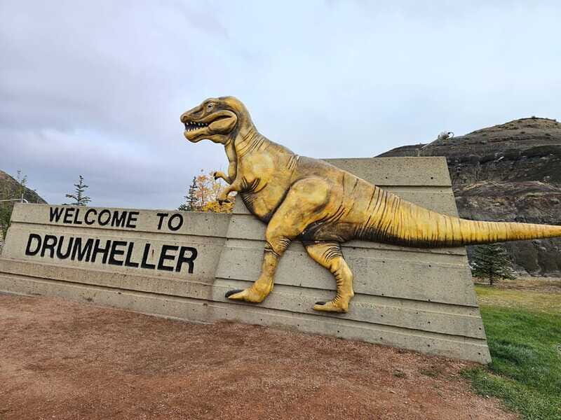 From Calgary: Drumheller Private Tour, Full day sightseeing - Starmine Suspension Bridge and the Dinosaur Trail stops