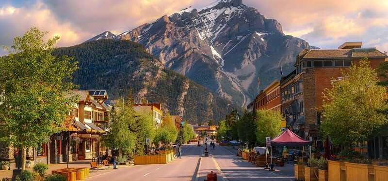 From Calgary: Private Lake Louise and Banff Day Trip - Price and value: what $650 covers for a private group