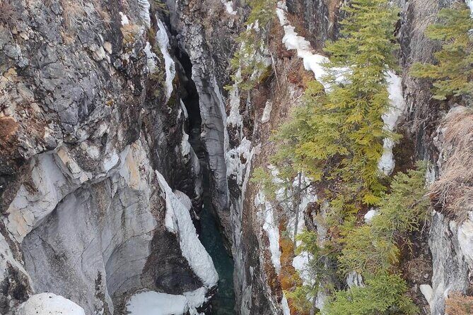 Johnston Canyon, Marble Canyon Hiking and Banff Town day tour - Comfort and gear: why the van setup matters in winter