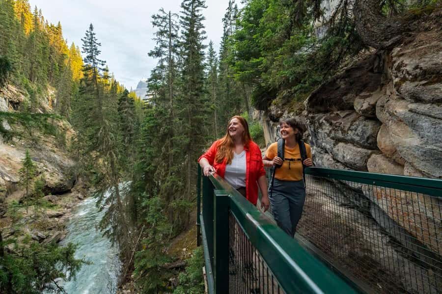 Lake Louise,Moraine Lake,Yoho NP,Johnston Canyon & BanffTour - Moraine Lake and Vermilion Lakes: the postcard stop, plus a seasonal twist